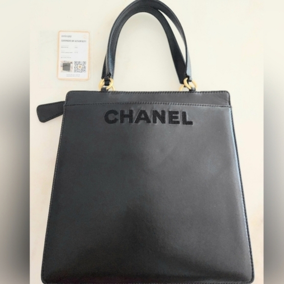 COA Included..Stunning Classic Black Lambskin Chanel In Excellent Condition! - Picture 1 of 15